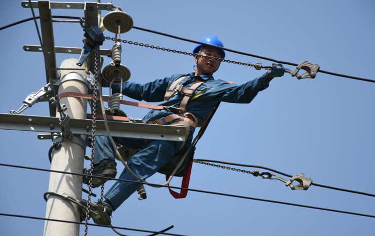 手扳葫蘆進行線路收緊，預(yù)防夏季暴風(fēng)雨來襲