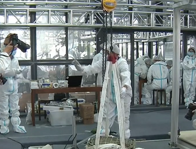 三星堆“鎮(zhèn)坑之寶”被手拉葫蘆吊運出坑