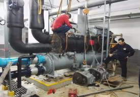 手拉葫蘆助力螺桿式中央空調(diào)維修工作