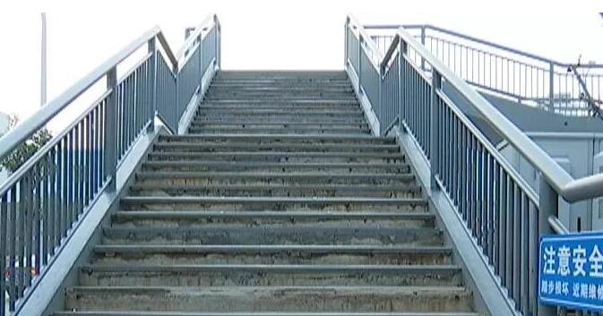 手扳葫蘆幫助工人進(jìn)行天橋維修