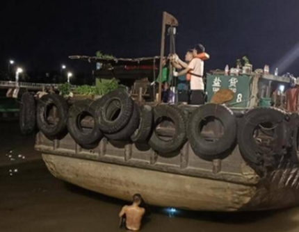 螺旋槳被漁網(wǎng)絞纏，手拉葫蘆水上顯神威